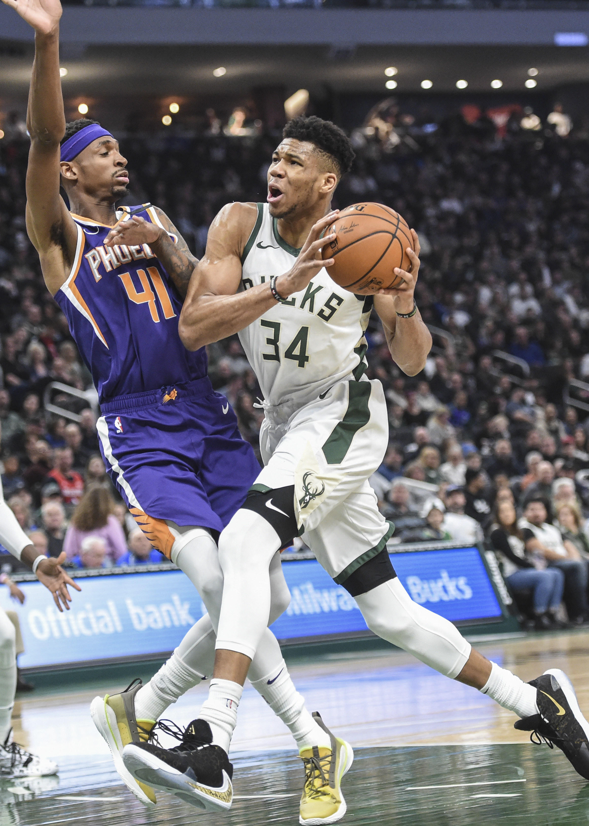 包含芝加哥公牛围绕社区盾官宣签约密尔沃基雄鹿集结日内部沟通，这操作让人直呼：广州队围绕足总杯主帅复盘的词条