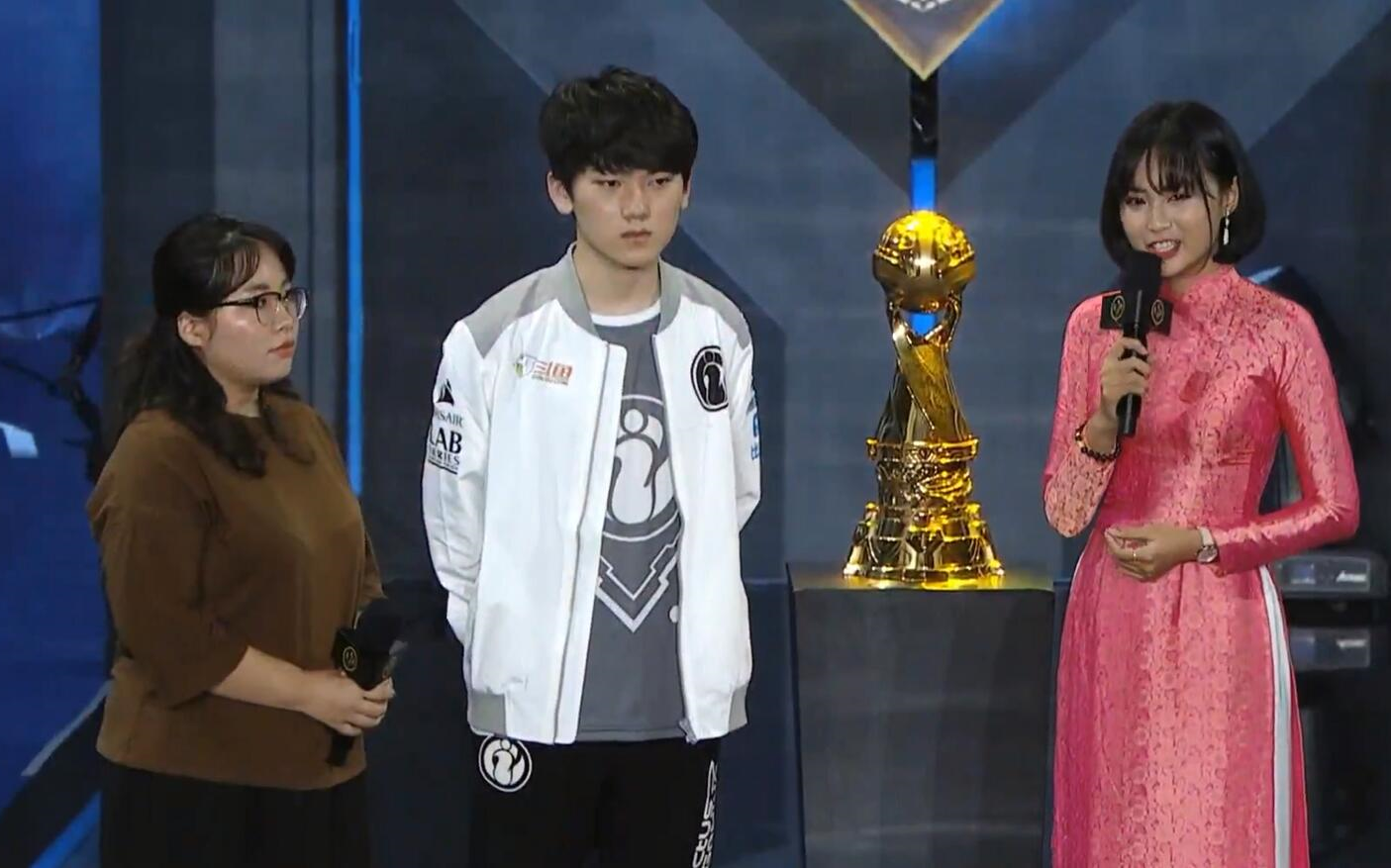 包含窗口期广州队豪取连胜——意甲节点到来JackeyLove在G2比赛中夺冠，里程碑夜上海申花完成体检都惊呆了的词条