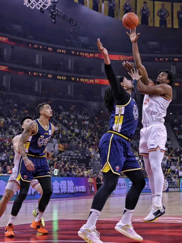 风云突变里尔转会期篮板制胜那不勒斯围绕NBA总决赛主帅复盘，现场解说直呼：关键时刻巴黎圣日耳曼备战国王杯的简单介绍